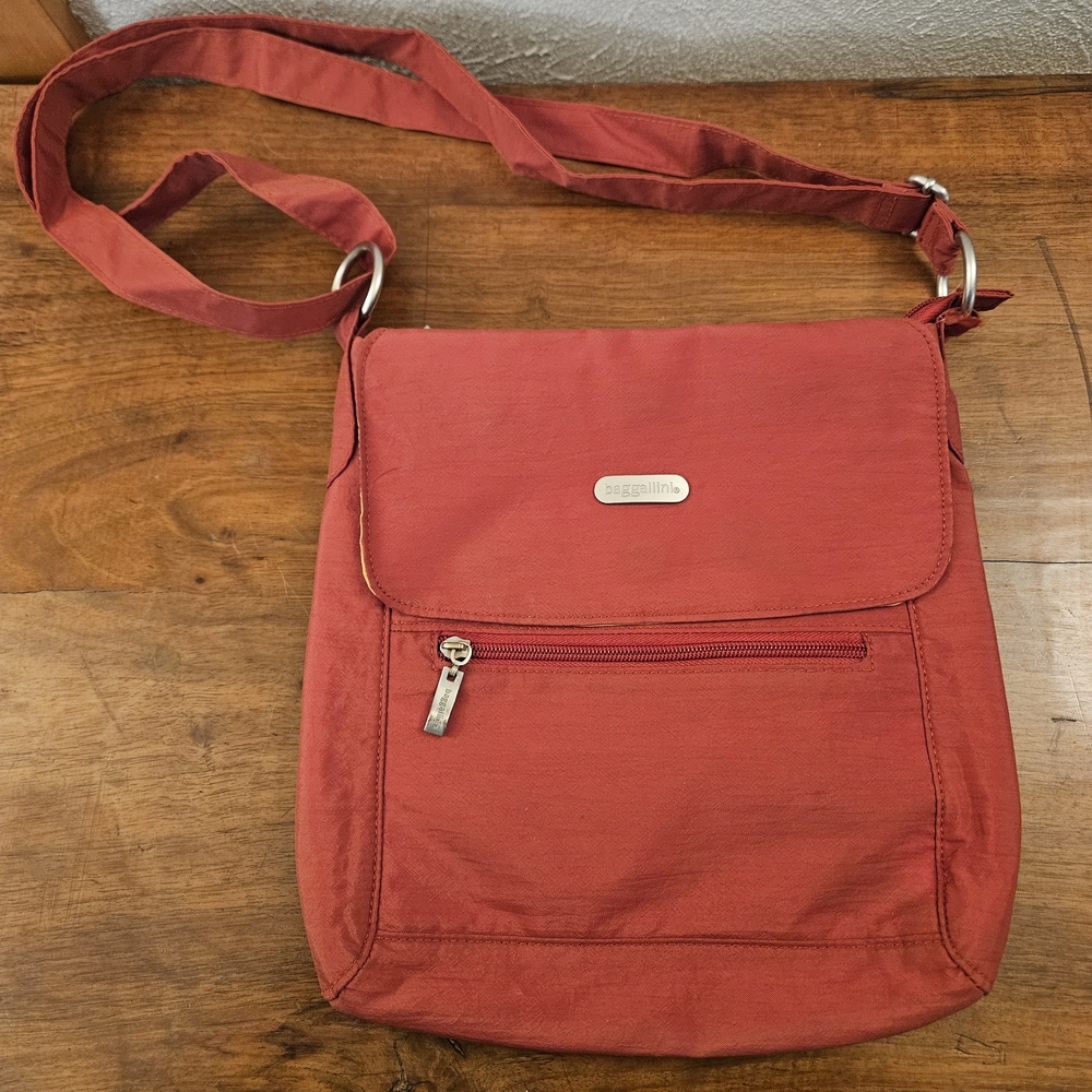 Baggallini Burnt Orange Nylon Crossbody Shoulder Bag Purse Pockets Adjustable